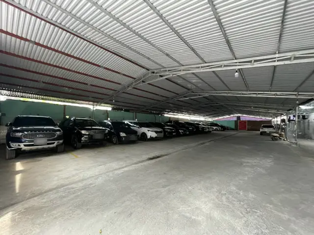 Hàng ô tô đỗ dưới mái che tại bãi gửi xe Dũng Lợi gần sân bay Nội Bài