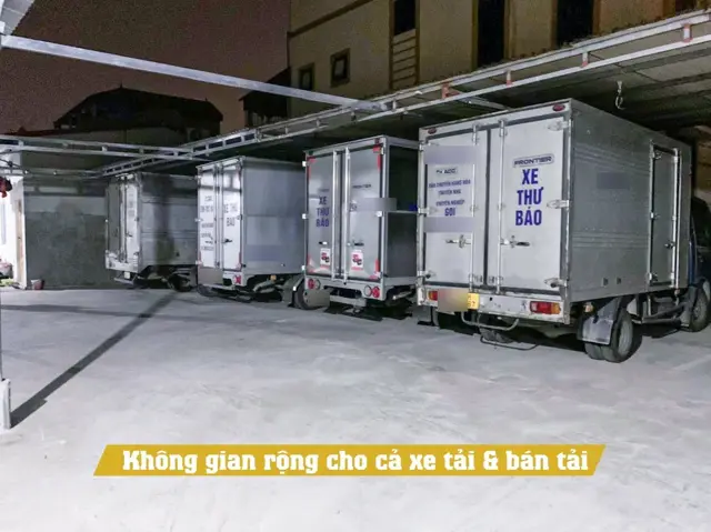 Xe tải nhỏ và bán tải đỗ tại bãi xe Dũng Lợi Nội Bài